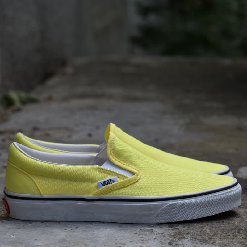 Vans UA Classic Slip-On (NEON) LEMON TONIC/TR WHT Dámské boty EU 42 VN0A4U38WT71
