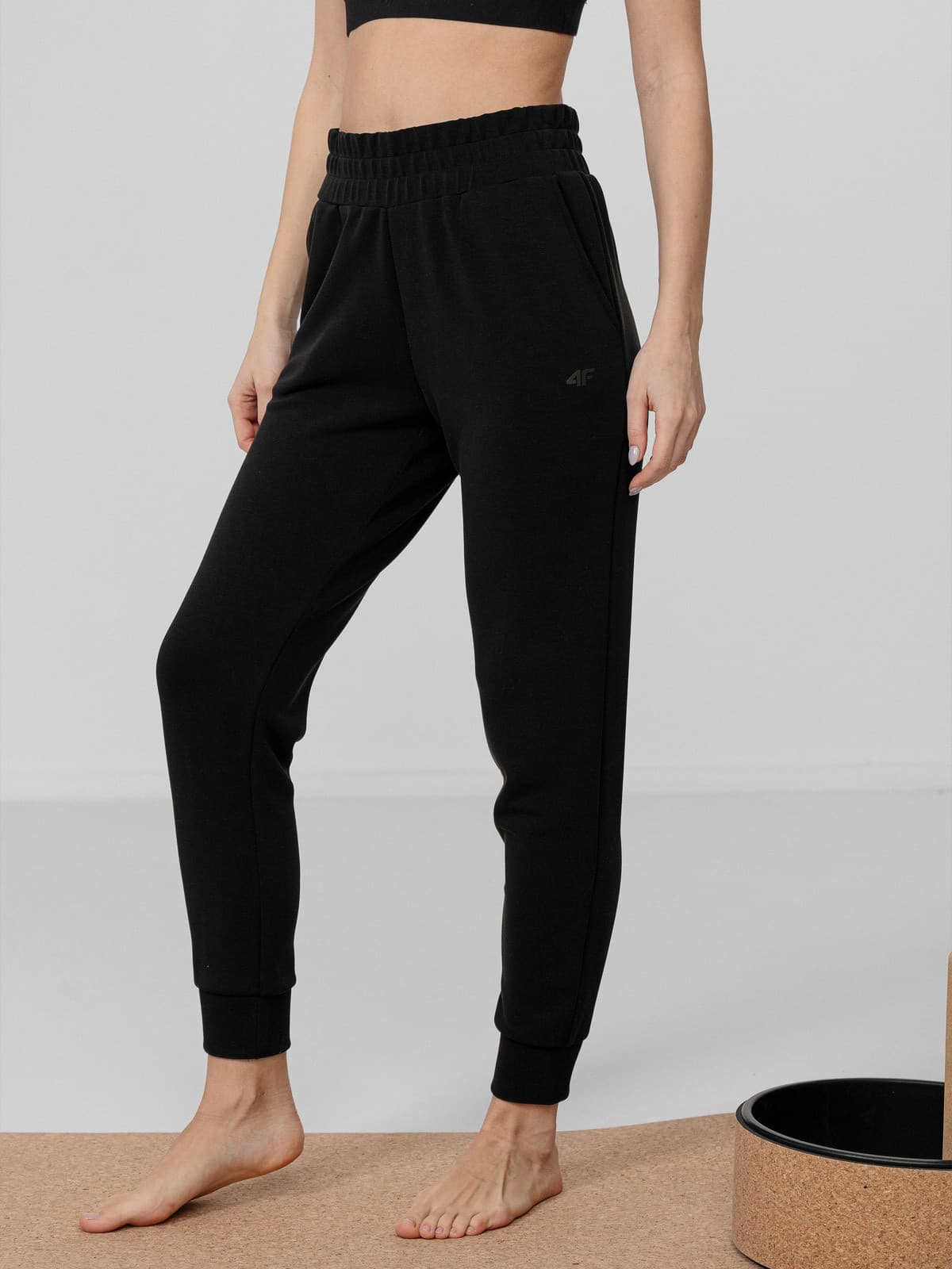 4F H4L22-SPDD015 DEEP BLACK Dámské tepláky US L H4L22-SPDD015 DEEP BLACK - náhled 1