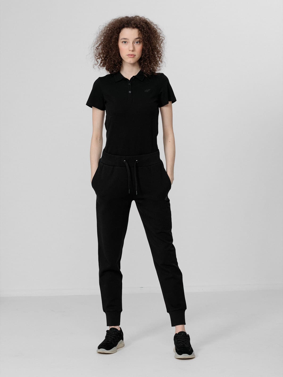 4F H4L22-TSD355 DEEP BLACK Dámské polo tričko US XS H4L22-TSD355 DEEP BLACK - náhled 4