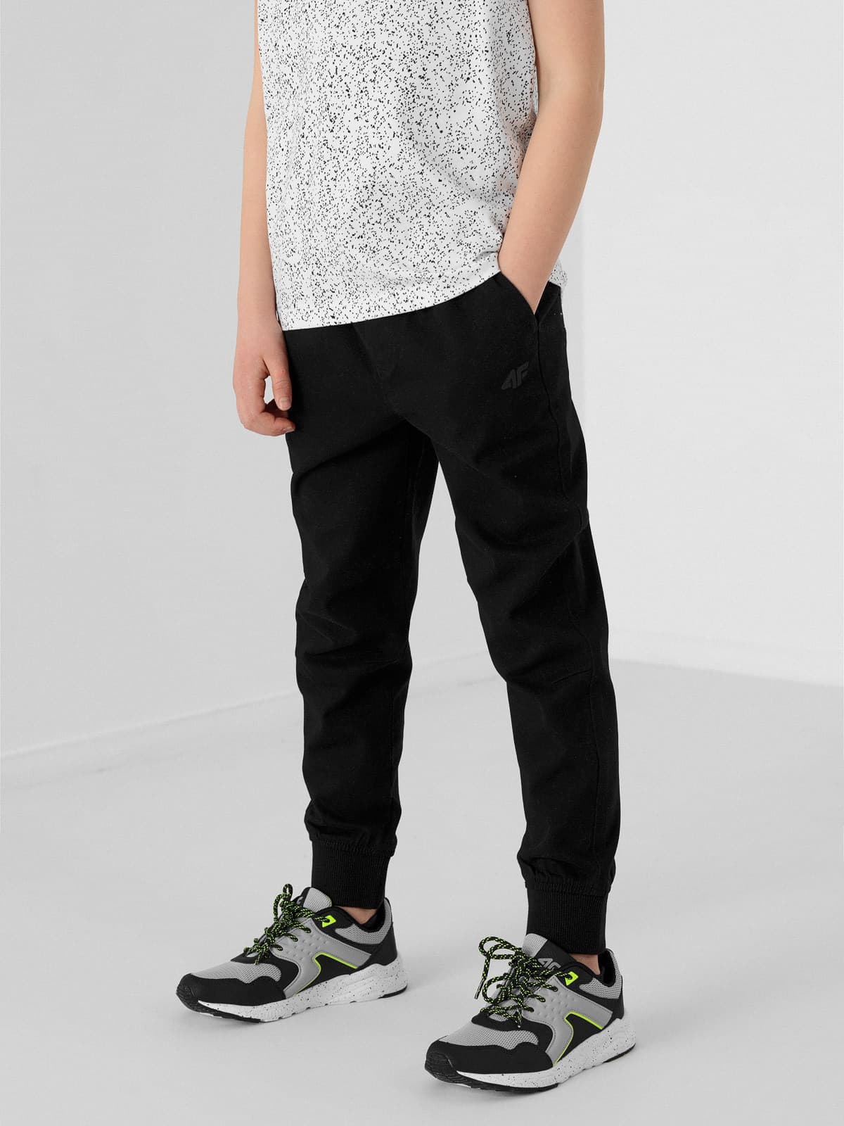4F HJL22-JSPMC001 DEEP BLACK Dětské tepláky EU 122 HJL22-JSPMC001 DEEP BLACK - náhled 4