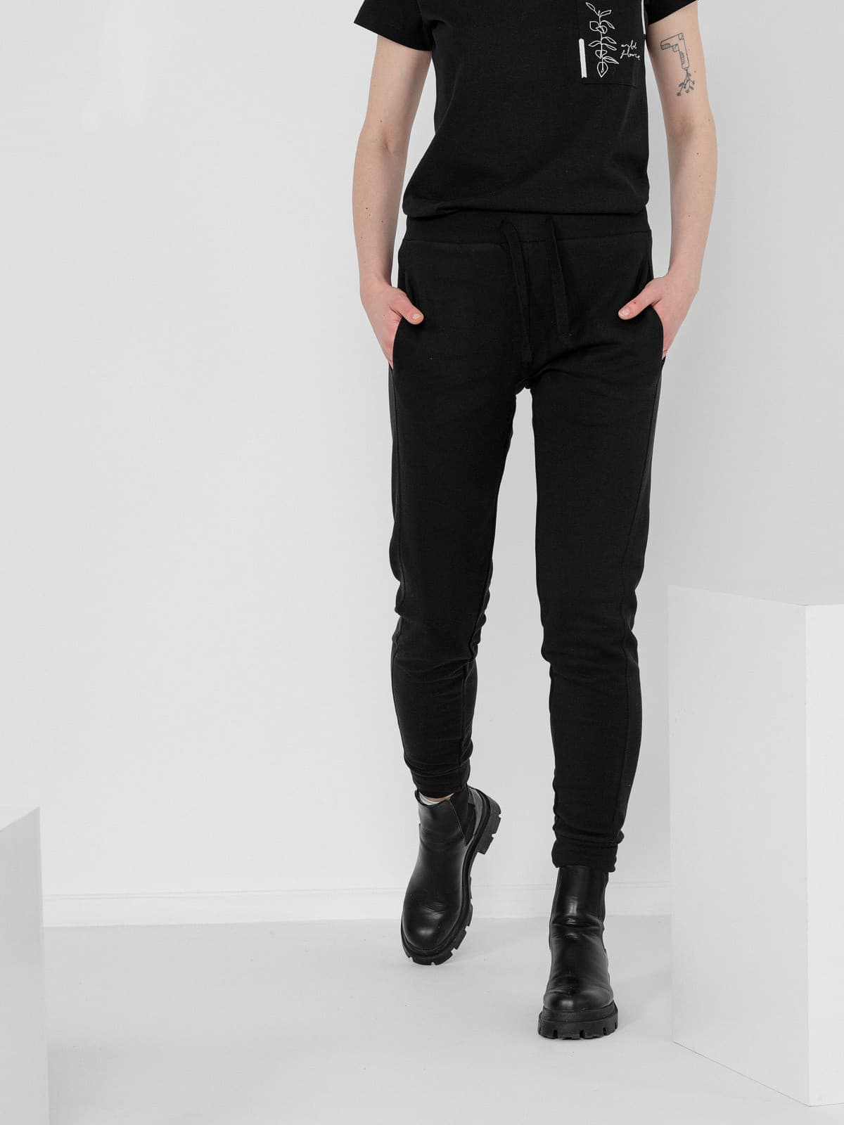 Outhorn HOL22-SPDD605 DEEP BLACK Dámské tepláky US L HOL22-SPDD605 DEEP BLACK - náhled 4