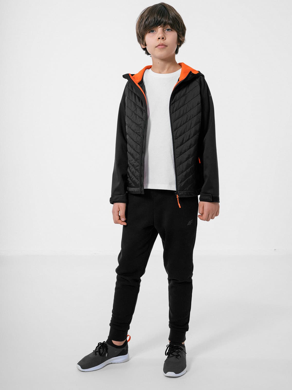 4F HJZ22-JSFM002 DEEP BLACK Dětská softshellová bunda EU 122 HJZ22-JSFM002 DEEP BLACK - náhled 4