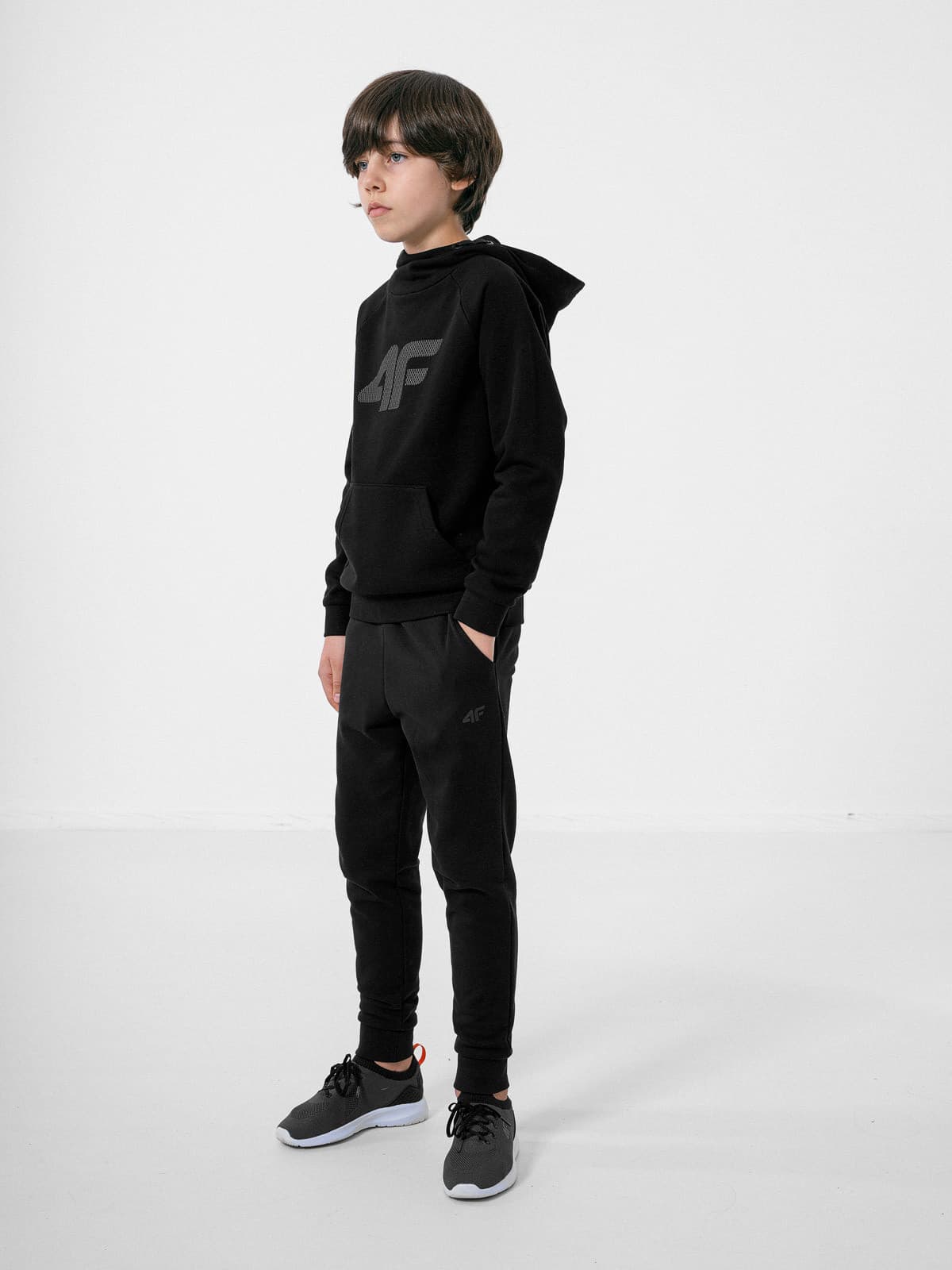 4F HJZ22-JBLM002 DEEP BLACK Dětská mikina EU 122 HJZ22-JBLM002 DEEP BLACK - náhled 2