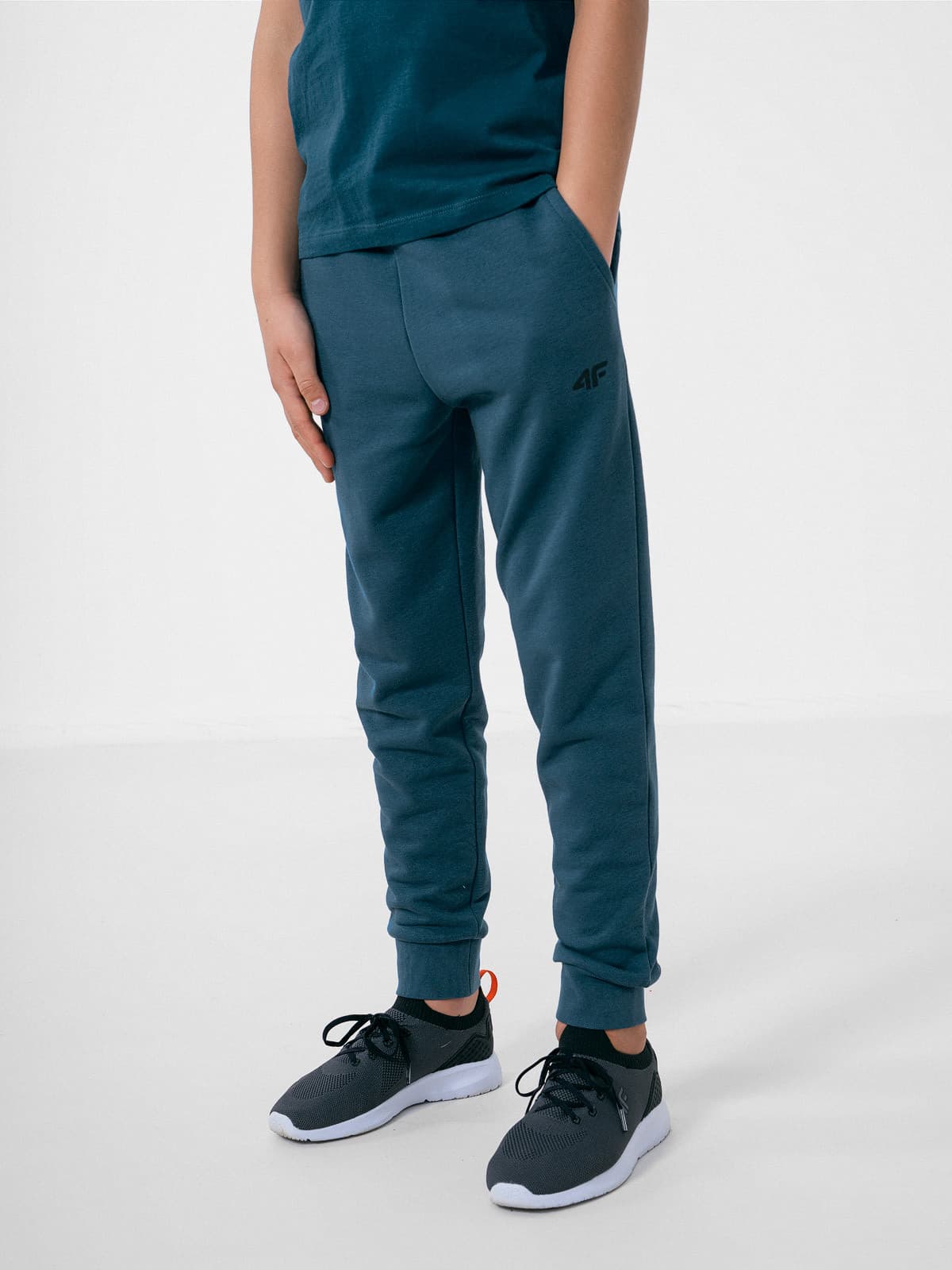 4F HJZ22-JSPMD001 DENIM Dětské tepláky EU 122 HJZ22-JSPMD001 DENIM - náhled 4