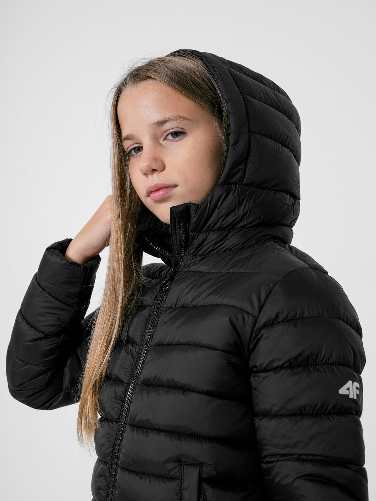 4F HJZ22-JKUDP001 DEEP BLACK Dětská zimní bunda EU 122 HJZ22-JKUDP001 DEEP BLACK - náhled 4