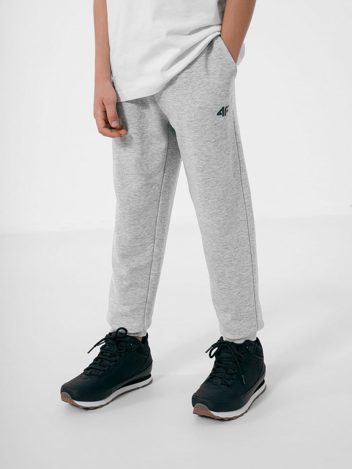 4F HJZ22-JSPMD001 COLD LIGHT GREY MELANGE Dětské tepláky EU 122 HJZ22-JSPMD001 COLD LI GREY M - náhled 4