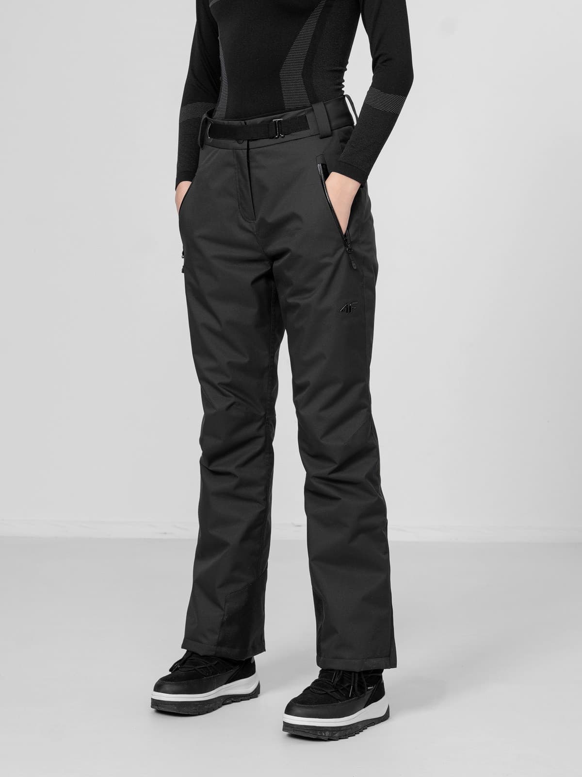 4F H4Z22-SPDN006 DEEP BLACK Dámské lyžařské kalhoty US L H4Z22-SPDN006 DEEP BLACK - náhled 4