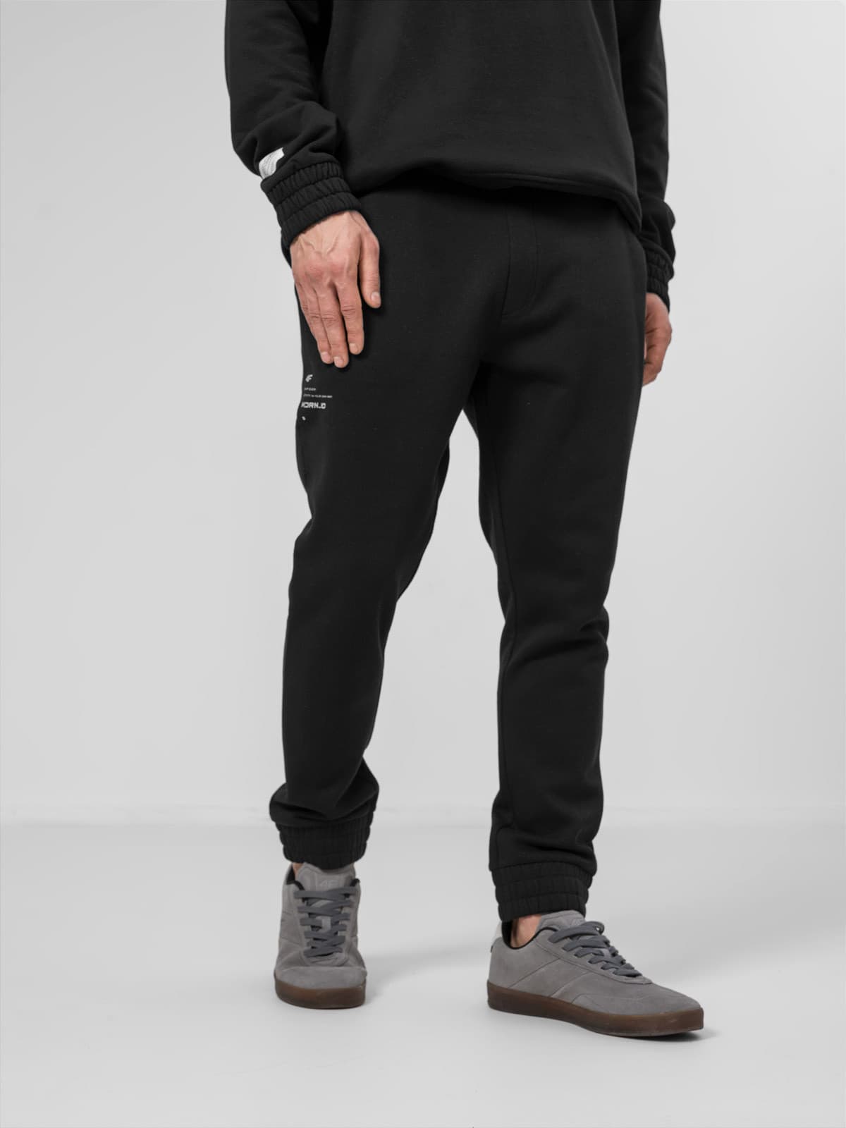 4F H4Z22-SPMD015 DEEP BLACK Pánské tepláky US S H4Z22-SPMD015 DEEP BLACK - náhled 4