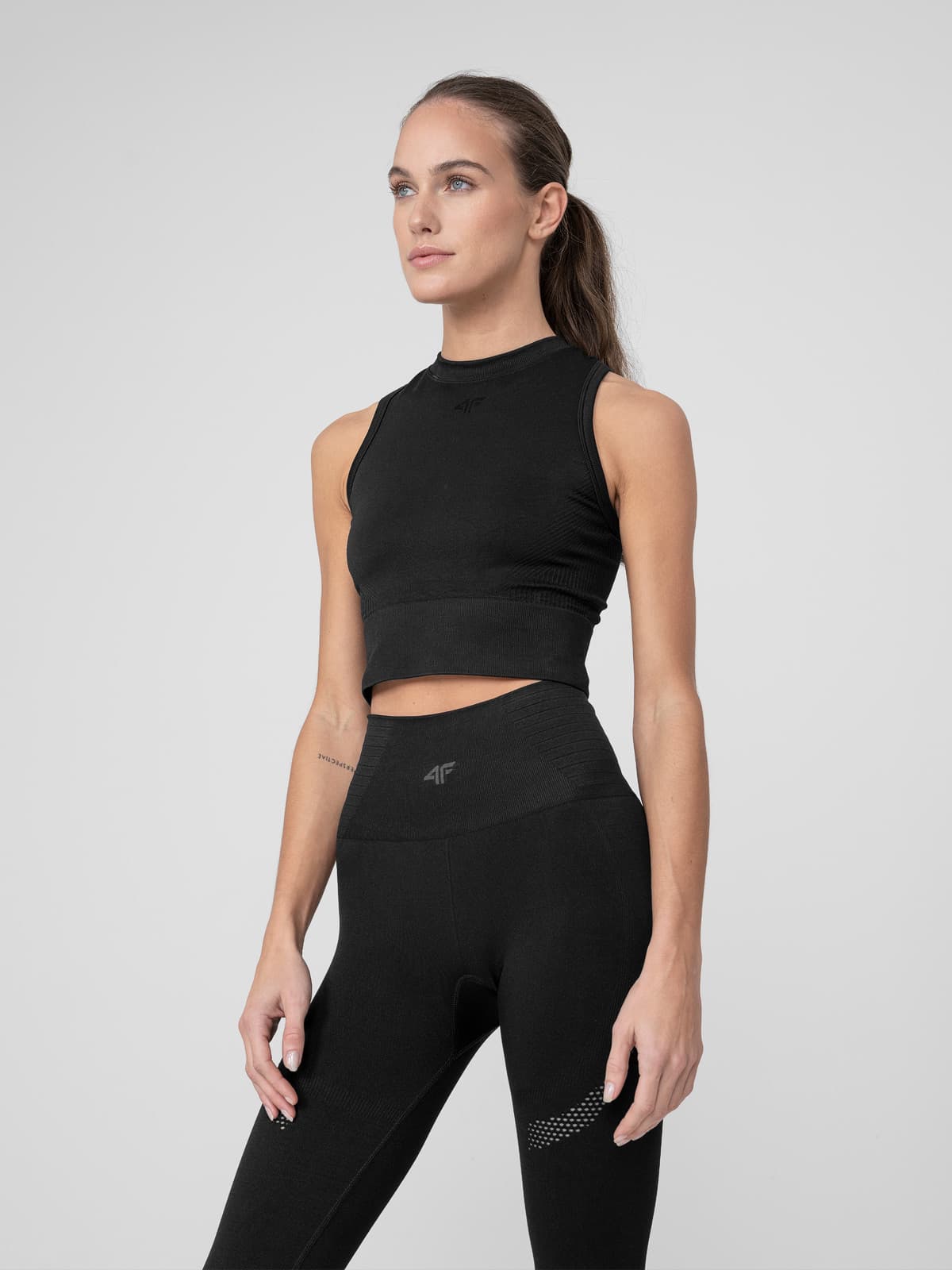 4F H4Z22-TSDF015 DEEP BLACK Dámská sportovní podprsenka US M/L H4Z22-TSDF015 DEEP BLACK - náhled 3