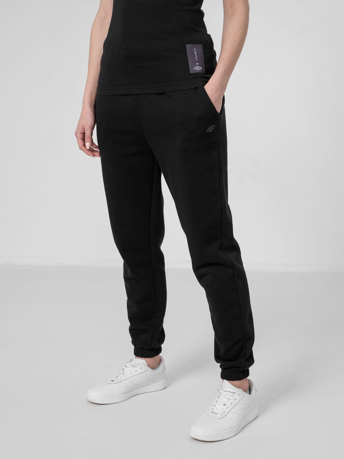 4F H4Z22-SPDD014 DEEP BLACK Dámské tepláky US XL H4Z22-SPDD014 DEEP BLACK - náhled 3