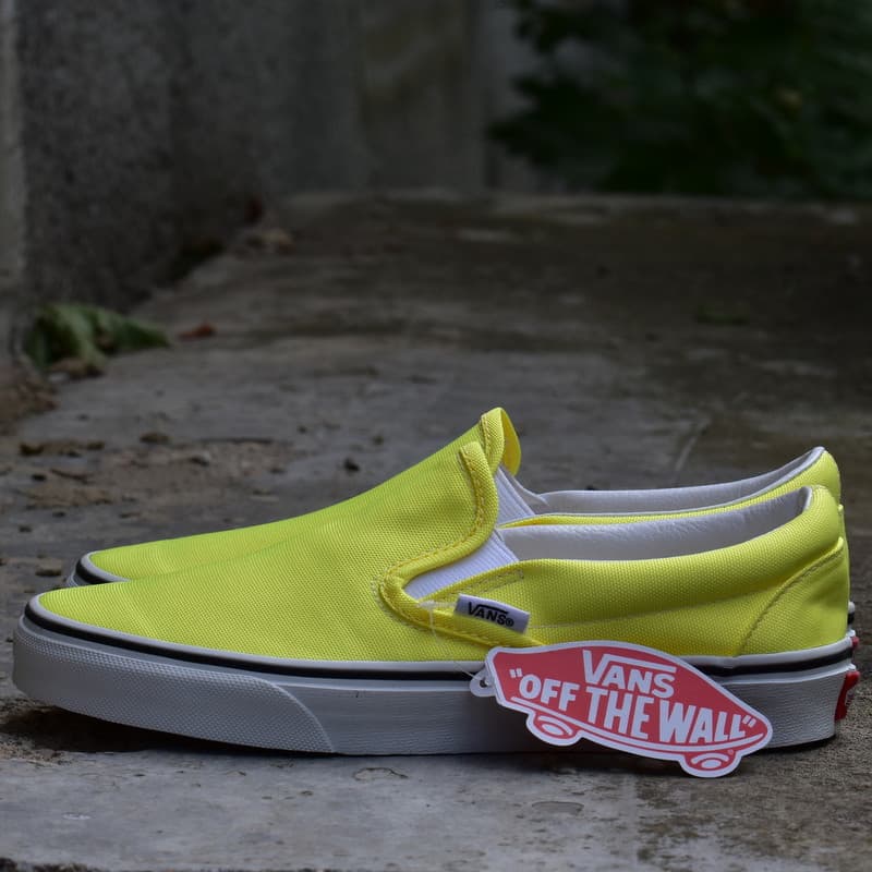 Vans UA Classic Slip-On (NEON) LEMON TONIC/TR WHT Dámské boty EU 42 VN0A4U38WT71 - náhled 2