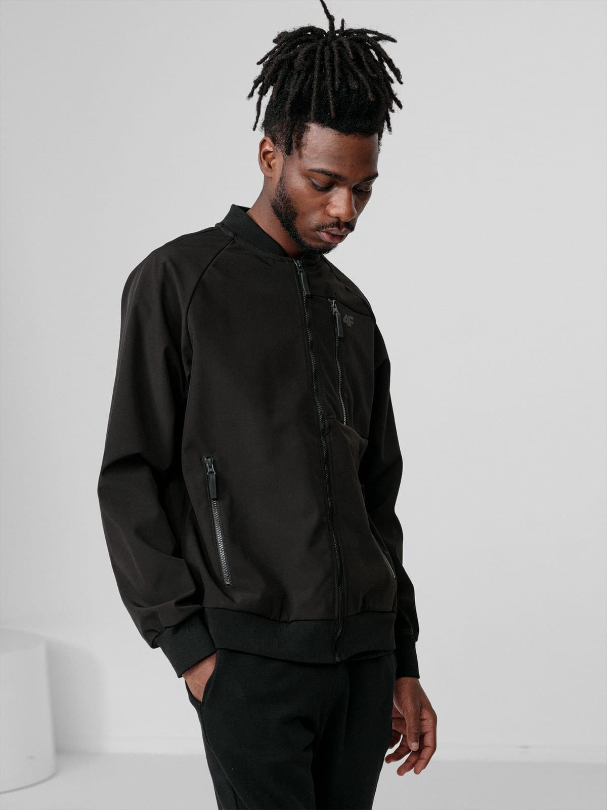 4F H4L22-SFM002 DEEP BLACK Pánská softshellová bunda US L H4L22-SFM002 DEEP BLACK - náhled 3