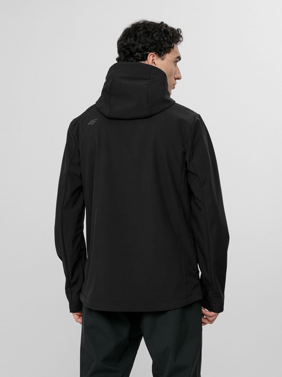 4F H4L22-SFM003 DEEP BLACK Pánská softshellová bunda US M H4L22-SFM003 DEEP BLACK - náhled 2