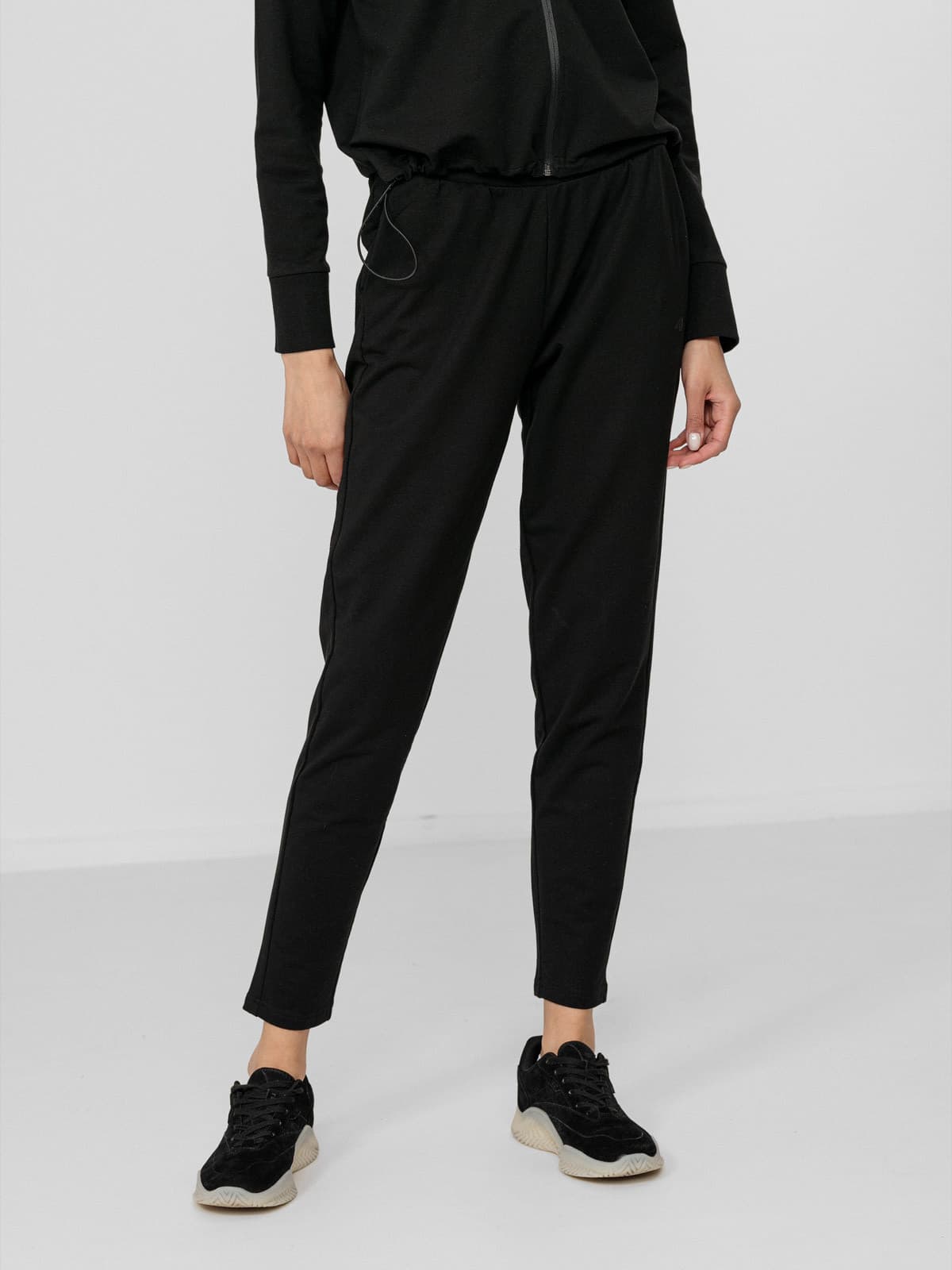 4F H4L22-SPDD011 DEEP BLACK Dámské tepláky US L H4L22-SPDD011 DEEP BLACK - náhled 3