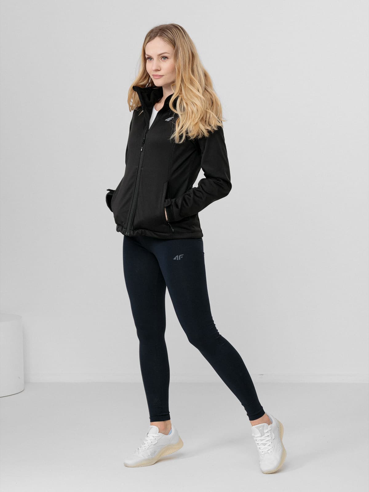 4F H4L22-SFD350 DEEP BLACK Dámská softshellová bunda US XS H4L22-SFD350 DEEP BLACK - náhled 4