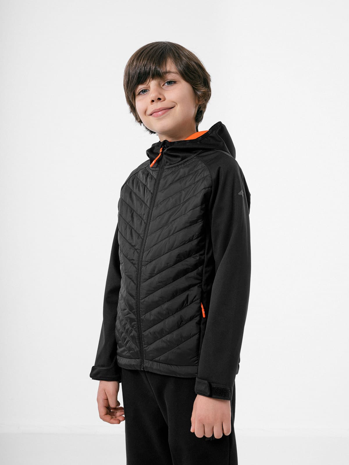 4F HJZ22-JSFM002 DEEP BLACK Dětská softshellová bunda EU 122 HJZ22-JSFM002 DEEP BLACK - náhled 3