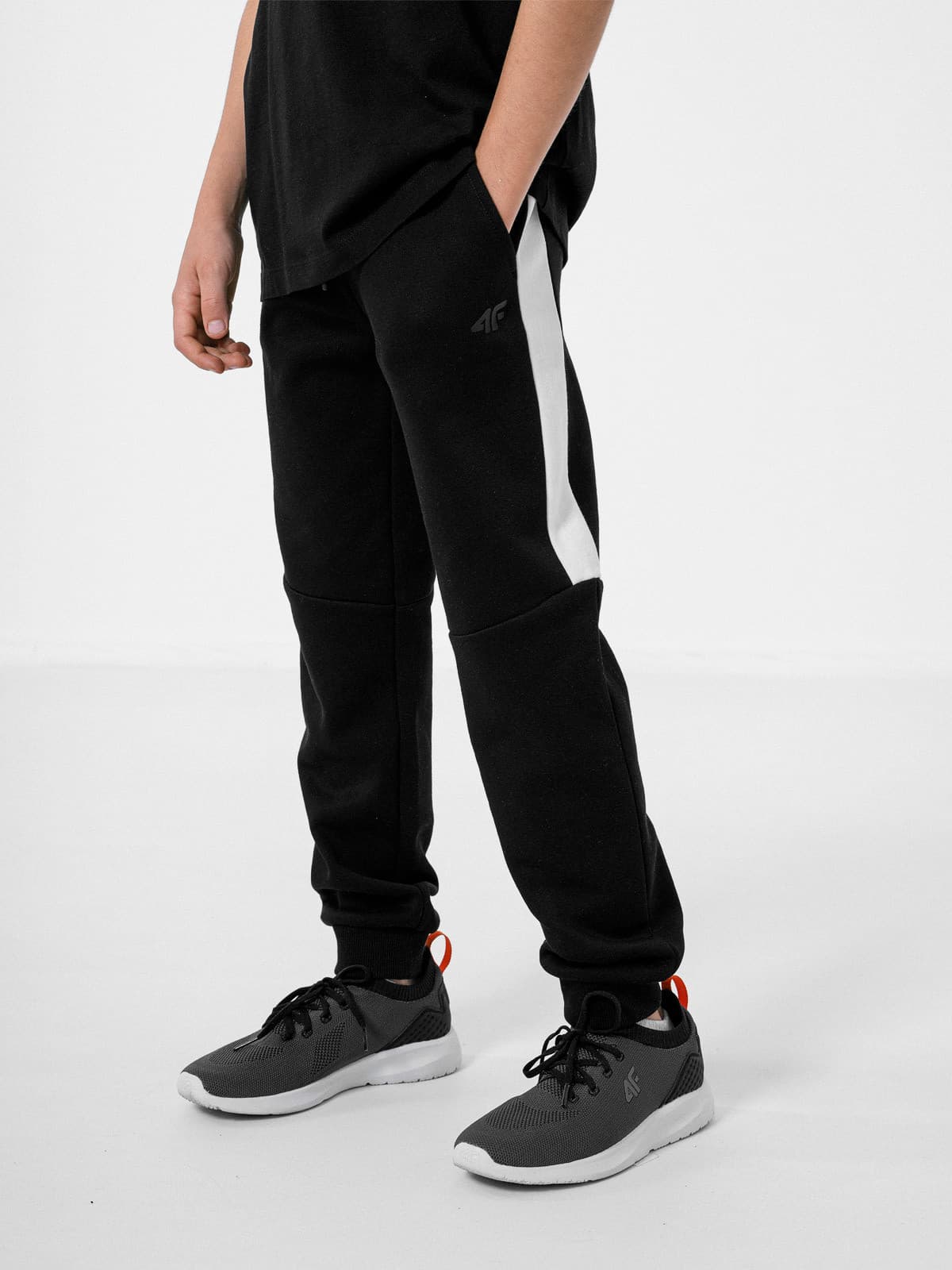 4F HJZ22-JSPMD002 DEEP BLACK Dětské tepláky EU 122 HJZ22-JSPMD002 DEEP BLACK - náhled 4