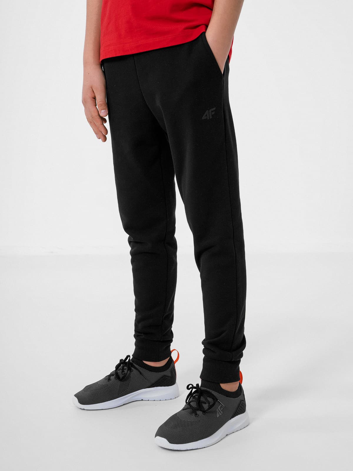 4F HJZ22-JSPMD001 DEEP BLACK Dětské tepláky EU 134 HJZ22-JSPMD001 DEEP BLACK - náhled 4