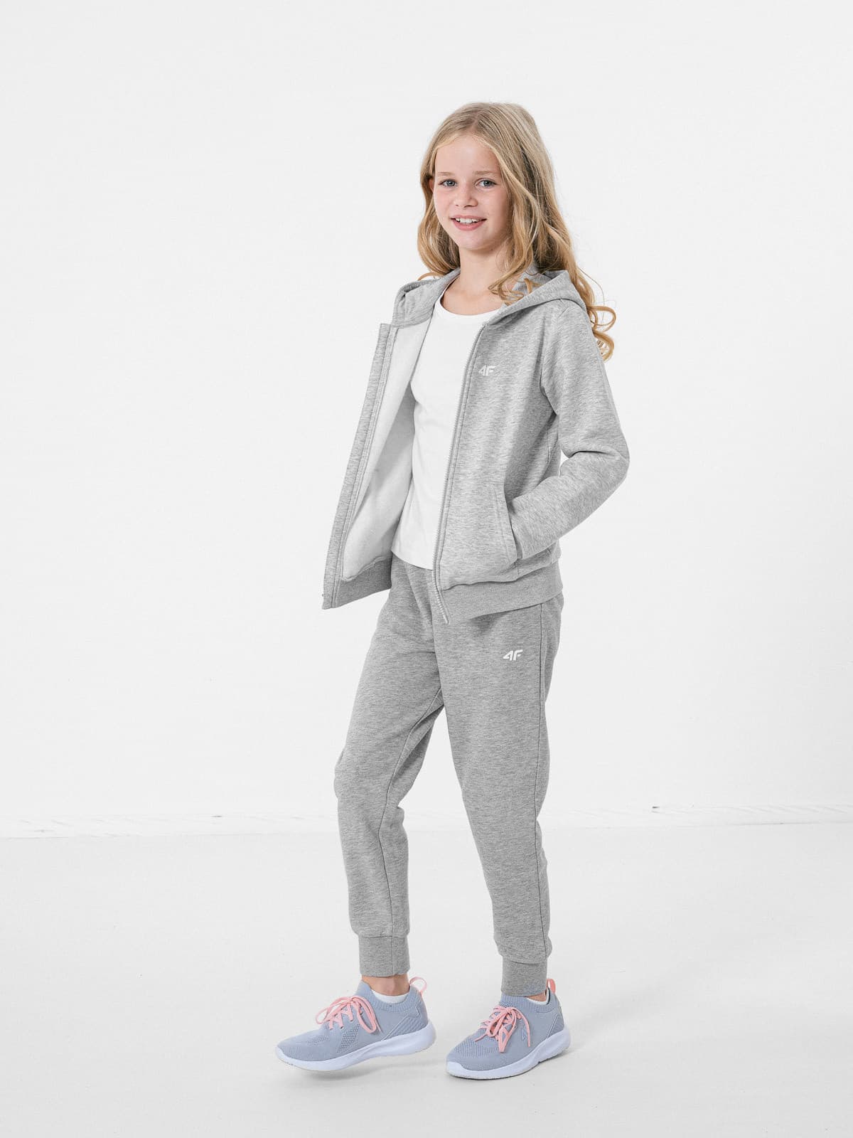 4F HJZ22-JSPDD001 GREY MELANGE Dětské tepláky EU 122 HJZ22-JSPDD001 GREY MELANGE - náhled 4