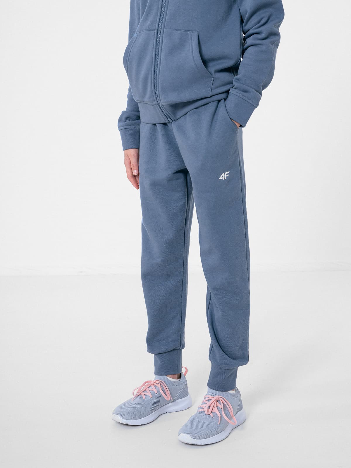 4F HJZ22-JSPDD001 DENIM Dětské tepláky EU 128 HJZ22-JSPDD001 DENIM - náhled 3