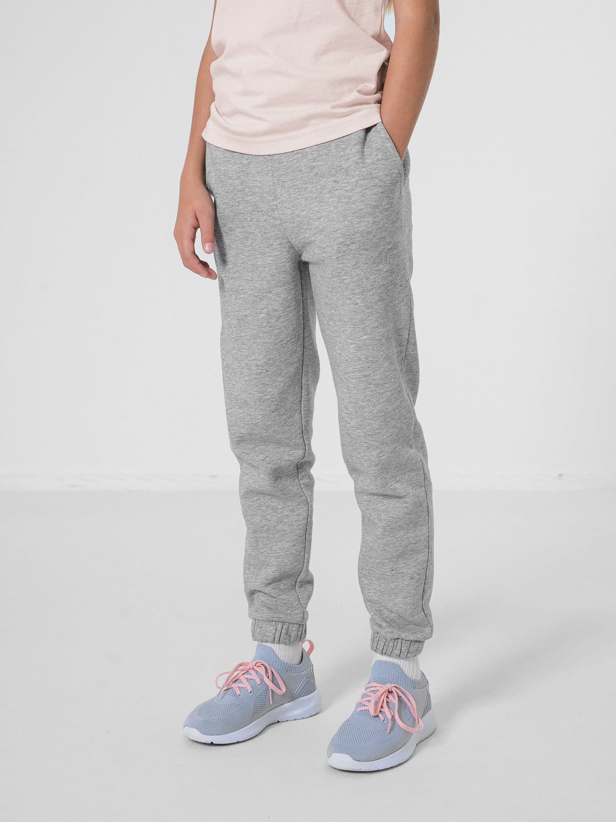 4F HJZ22-JSPDD002 COLD LIGHT GREY MELANGE Dětské tepláky EU 122 HJZ22-JSPDD002 COLD L GREY M - náhled 3