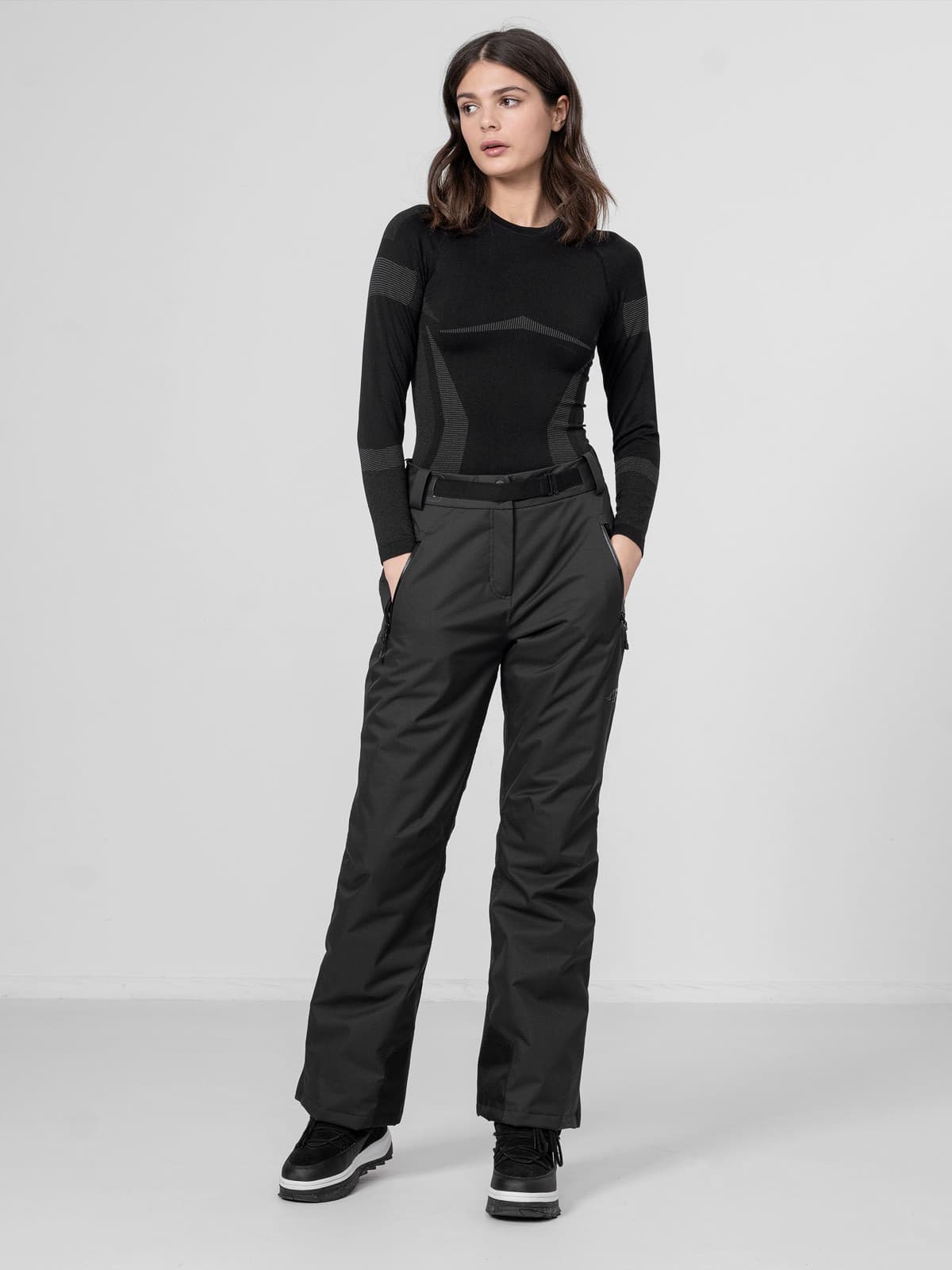 4F H4Z22-SPDN006 DEEP BLACK Dámské lyžařské kalhoty US L H4Z22-SPDN006 DEEP BLACK - náhled 3