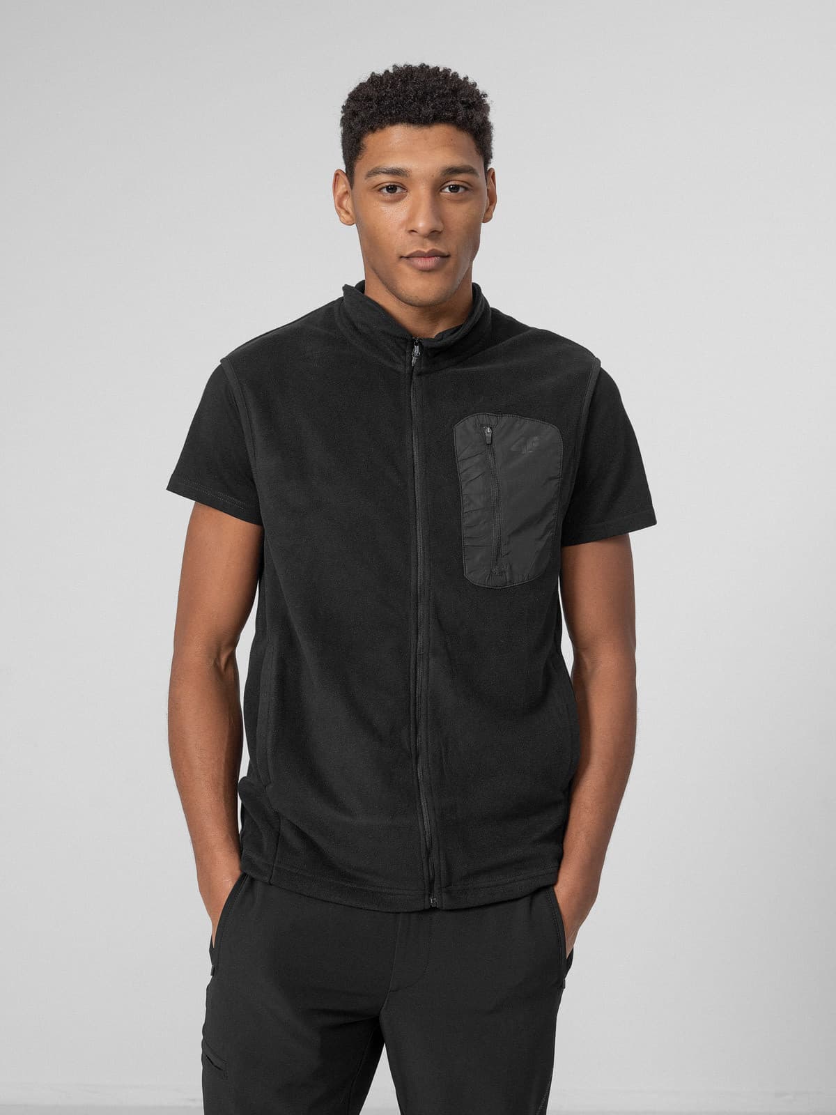 4F 4FAW22TVESM017 DEEP BLACK Pánská vesta US M 4FAW22TVESM017 DEEP BLACK - náhled 3