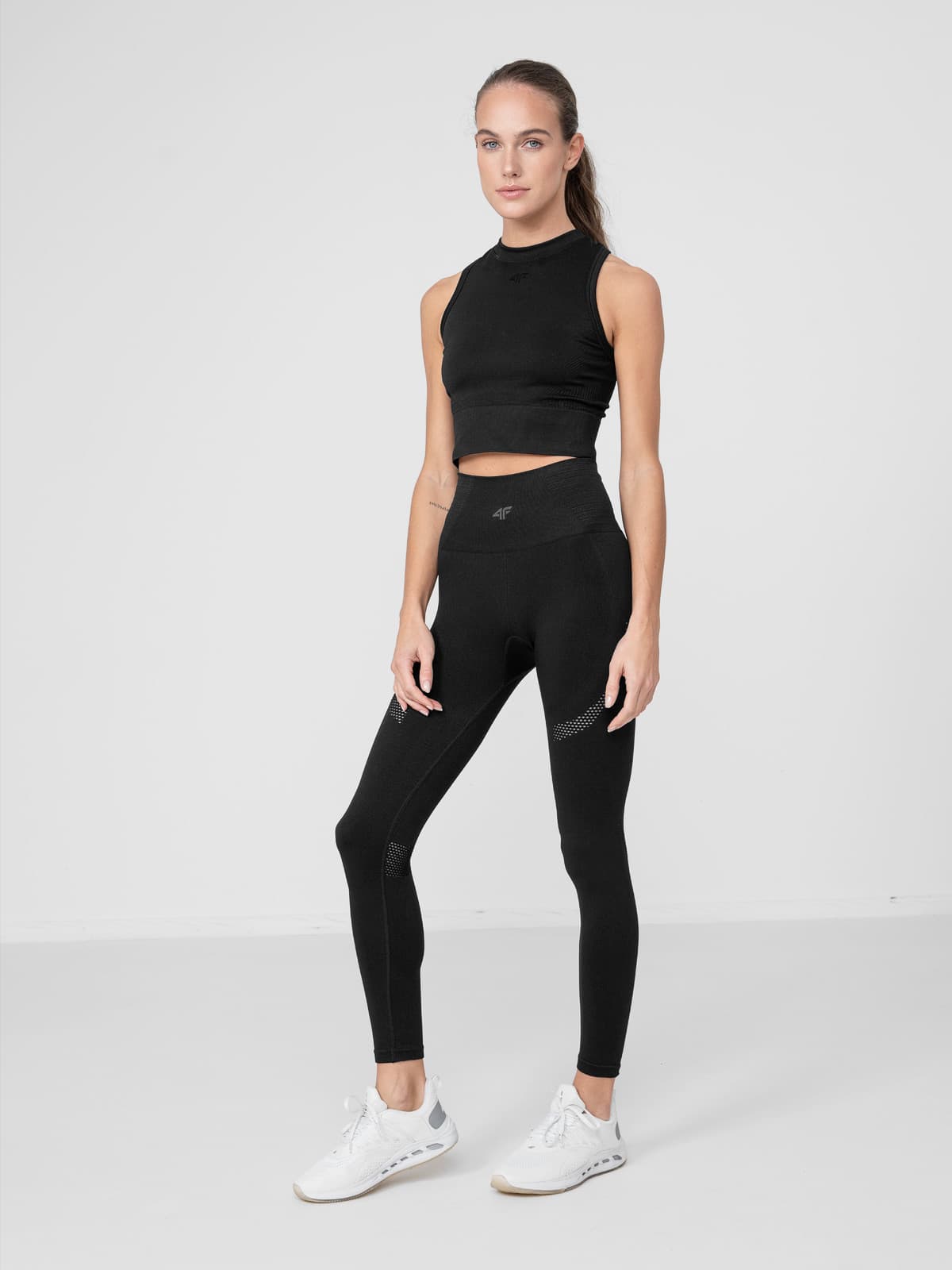 4F H4Z22-TSDF015 DEEP BLACK Dámská sportovní podprsenka US M/L H4Z22-TSDF015 DEEP BLACK - náhled 4