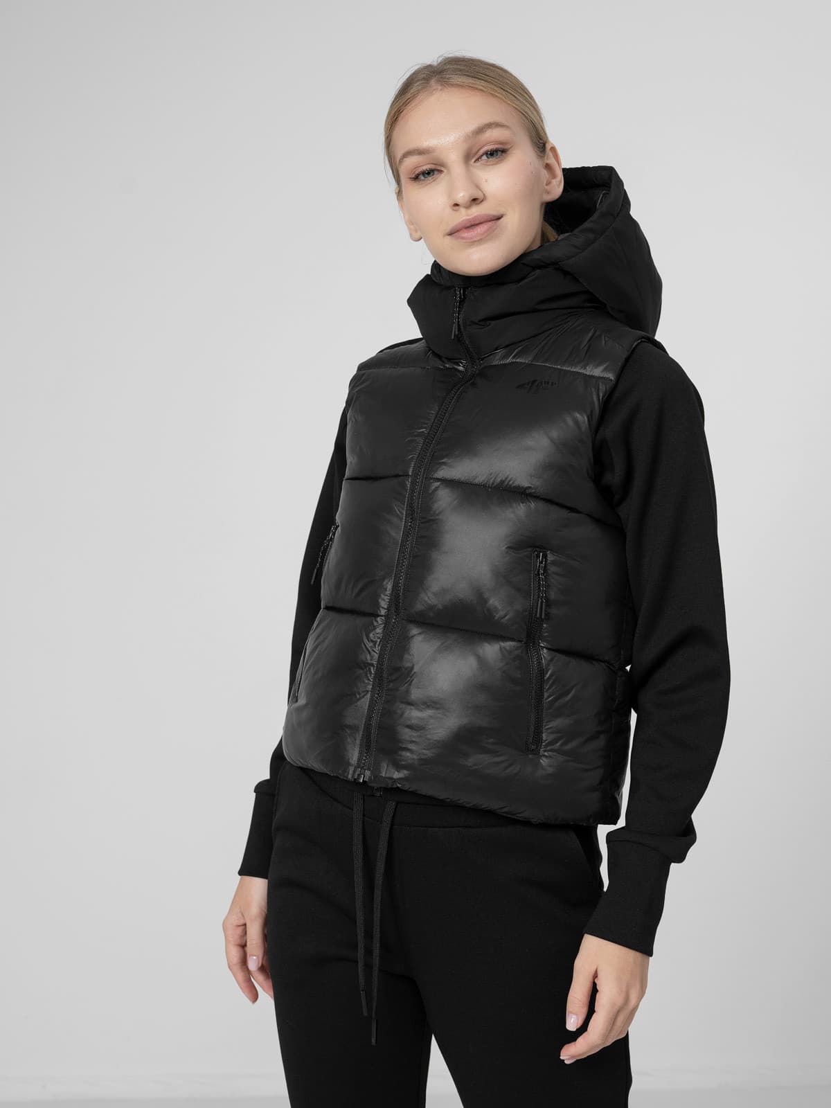 4F H4Z22-KUDP004 DEEP BLACK Dámská vesta US L H4Z22-KUDP004 DEEP BLACK - náhled 3