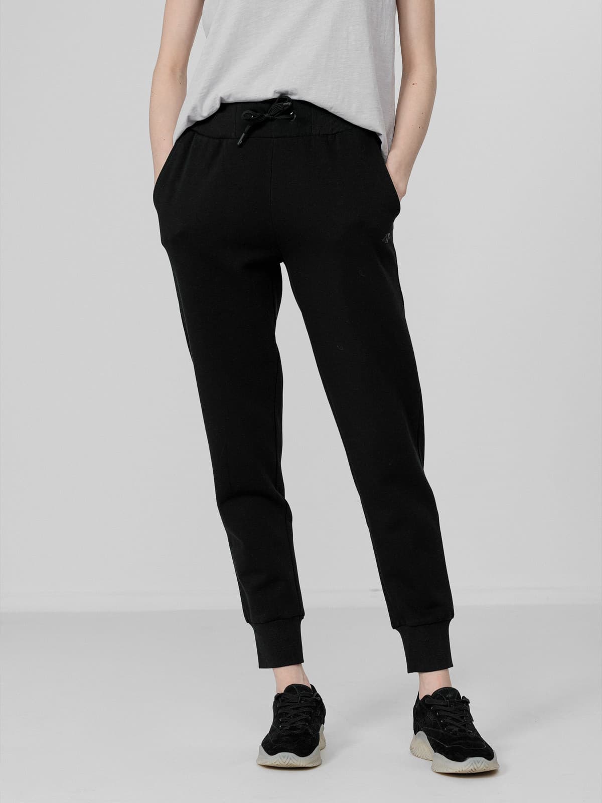 4F H4Z22-SPDD350 DEEP BLACK Dámské tepláky US S H4Z22-SPDD350 DEEP BLACK - náhled 4
