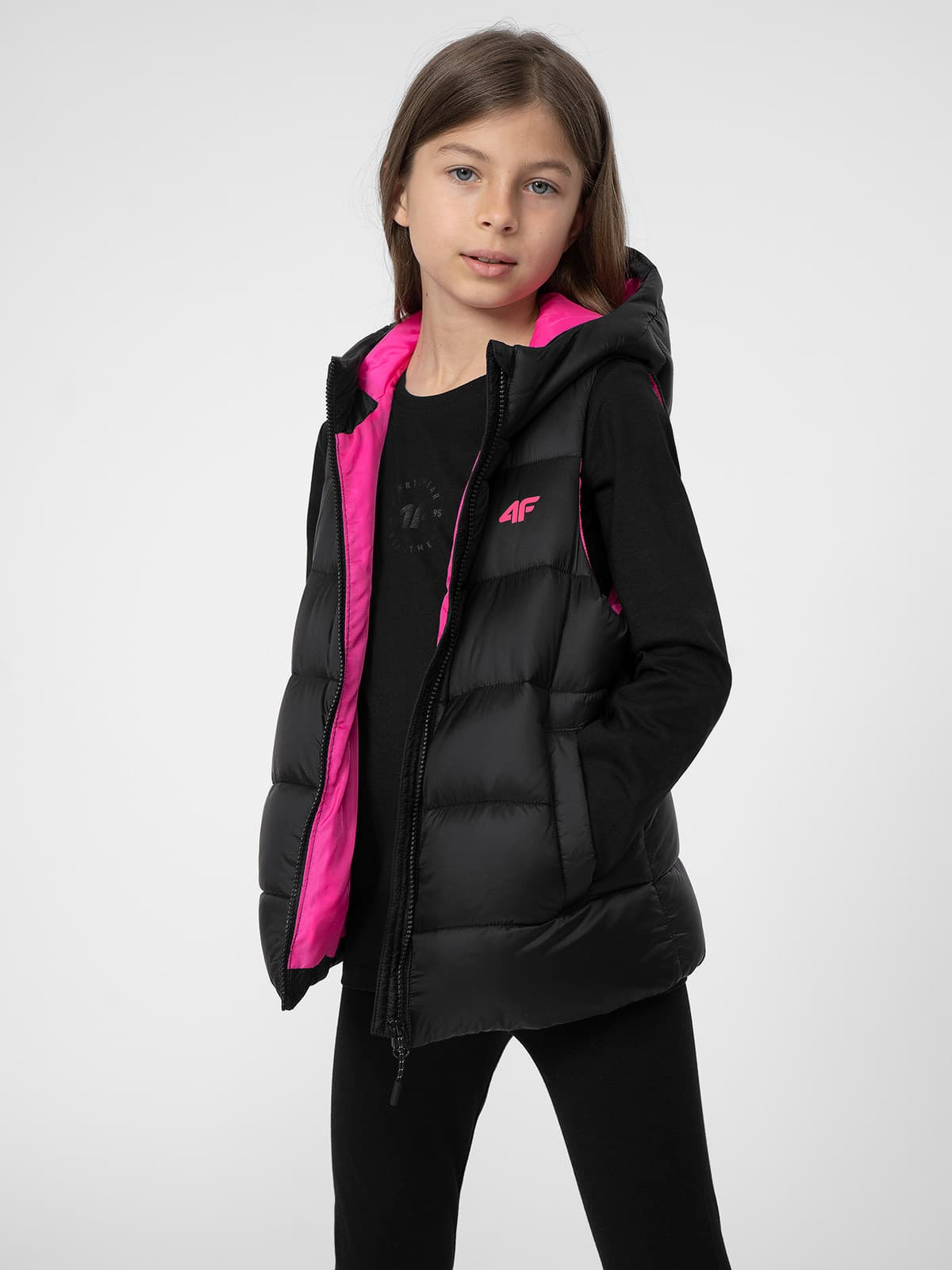 4F 4FJSS23TVJAF007 DEEP BLACK Dětská vesta EU 122 4FJSS23TVJAF007 DEEP BLACK - náhled 1