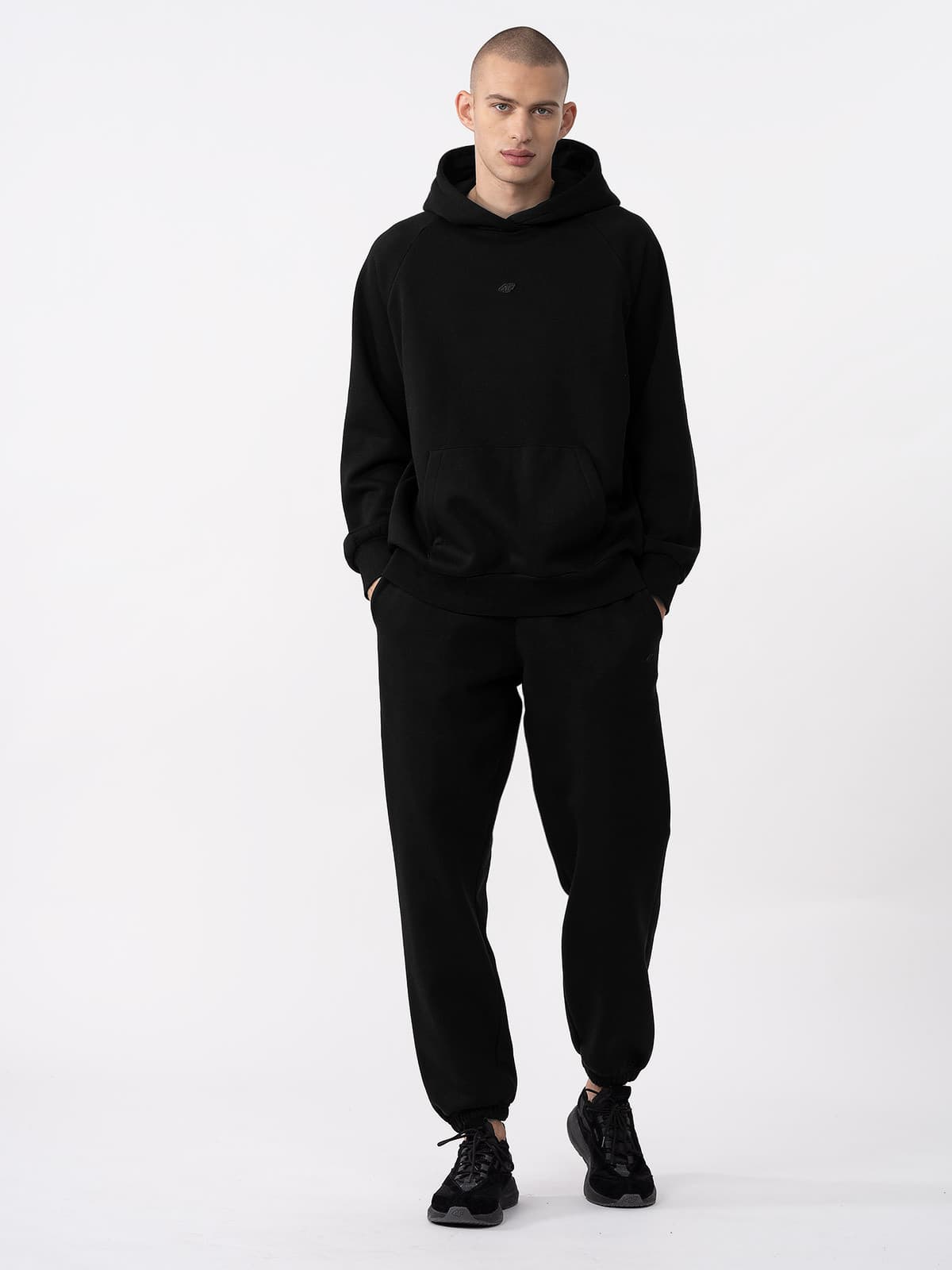 4F 4FAW23TTROU460 DEEP BLACK Unisex tepláky US L 4FAW23TTROU460 DEEP BLACK - náhled 3